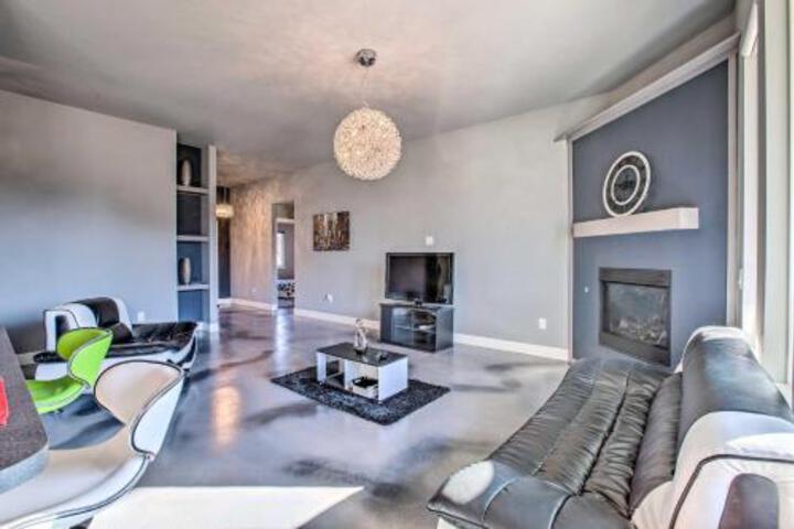 Family Home W / Private Yard & Modern Kitchen! - thumb 1