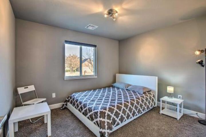 Family Home W / Private Yard & Modern Kitchen! - thumb 0