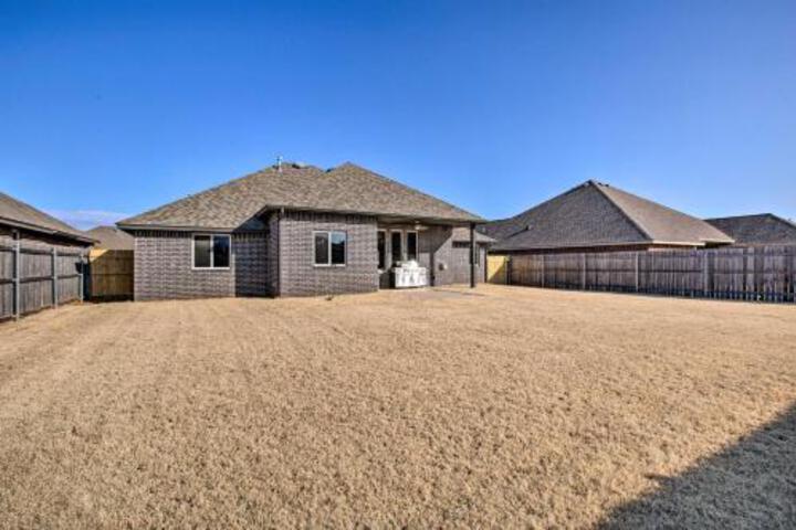 Family Home W / Private Yard & Modern Kitchen! - thumb 2