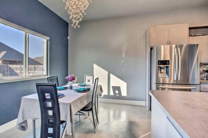 Family Home W / Private Yard & Modern Kitchen! - thumb 3