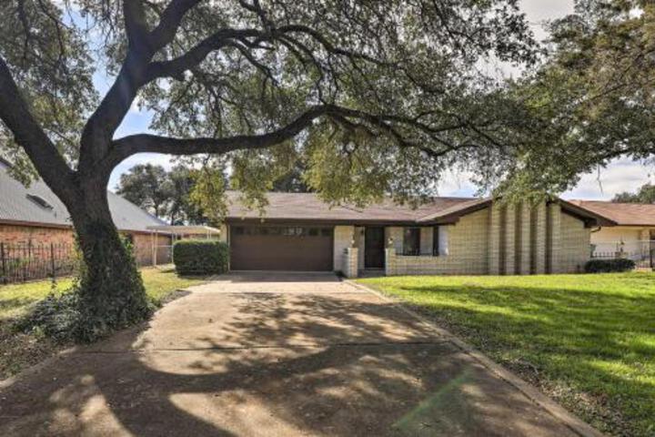 Lake Granbury Getaway Less Than 2 Mi To Historic Dwtn - thumb 0