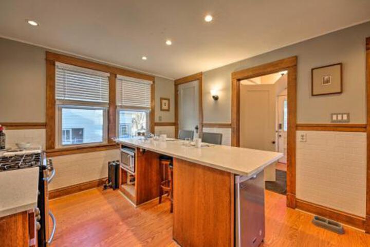 Pet Friendly House Less Than 1 Mi To Lake Michigan! - thumb 0