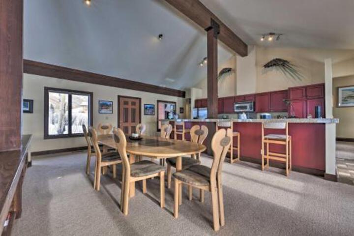 Unique Mountain Getaway W / 2 Furnished Decks - thumb 6