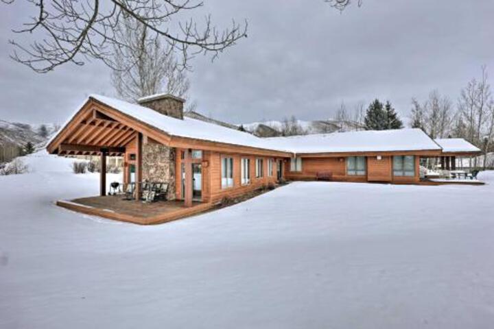 Unique Mountain Getaway W / 2 Furnished Decks - thumb 0