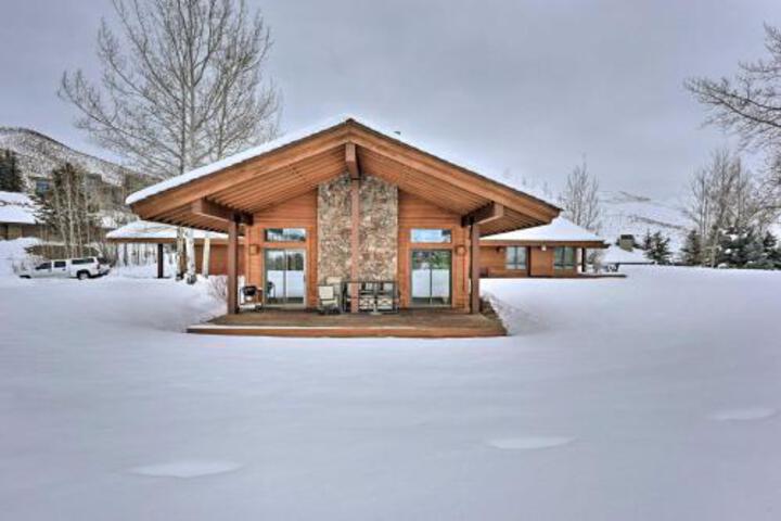 Unique Mountain Getaway W / 2 Furnished Decks - thumb 4