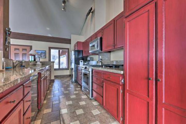 Unique Mountain Getaway W / 2 Furnished Decks - thumb 5