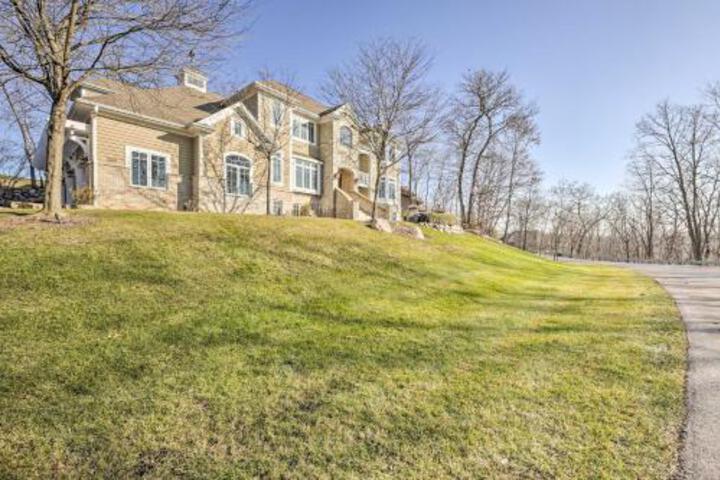 Golf & Lake Retreat With Fire Pit & Pool Table! - thumb 3