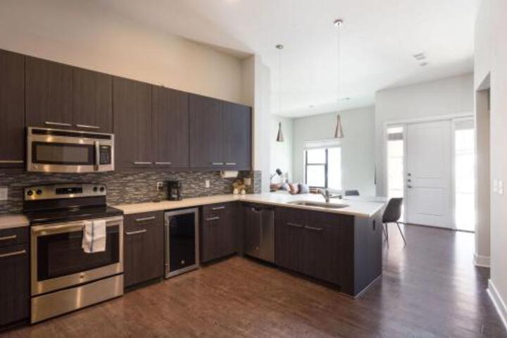 Steps To Shops Eats Museum With Free Parking & WD By Zencity - thumb 3