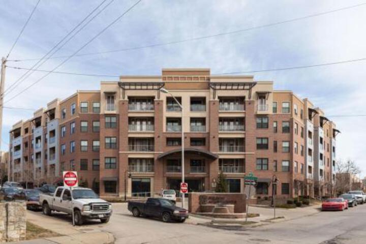 Steps To Shops Eats Museum With Free Parking & WD By Zencity - thumb 0