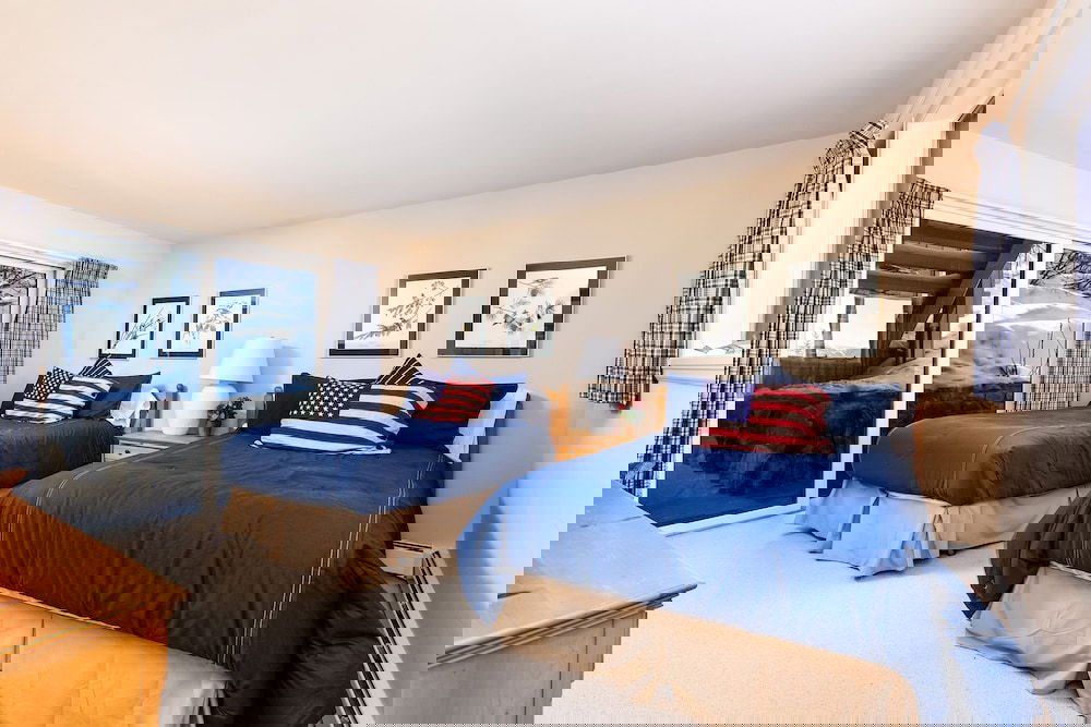 921 Faraway 5 Bedroom Home - thumb 3