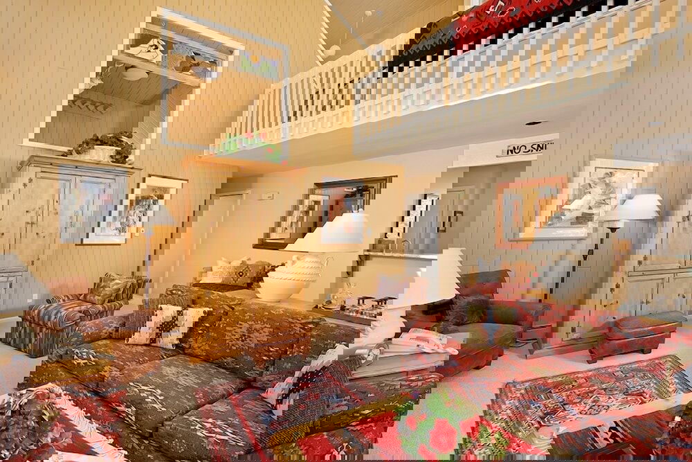 921 Faraway 5 Bedroom Home - thumb 2