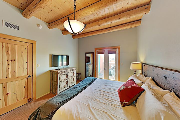 Zona Rosa Upgraded Walk 2 Blocks To Plaza! 3 Bedroom Condo - thumb 6