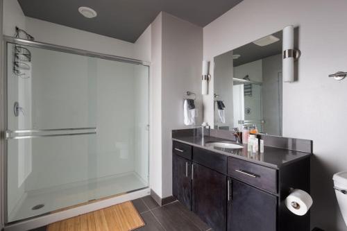 Steps To Shops Eats Convention Center With Gym W & D By Zencity - thumb 4