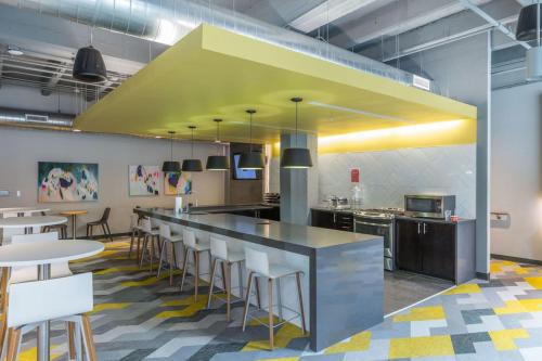 Steps To Shops Eats Convention Center With Gym W & D By Zencity - thumb 5