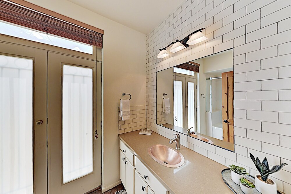 Santa Maria At Zona Rosa: Walk Everywhere! 1 Bedroom Condo - thumb 4