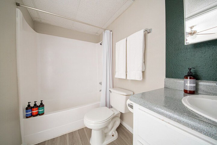 WanderJaunt North University Apts - thumb 4