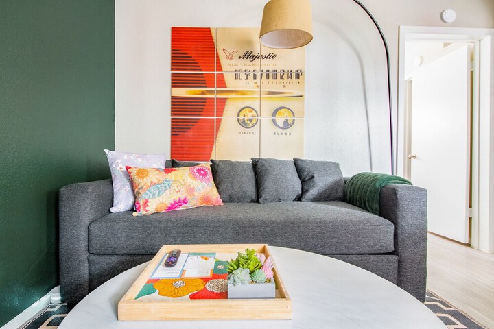 WanderJaunt North University Apts - thumb 0