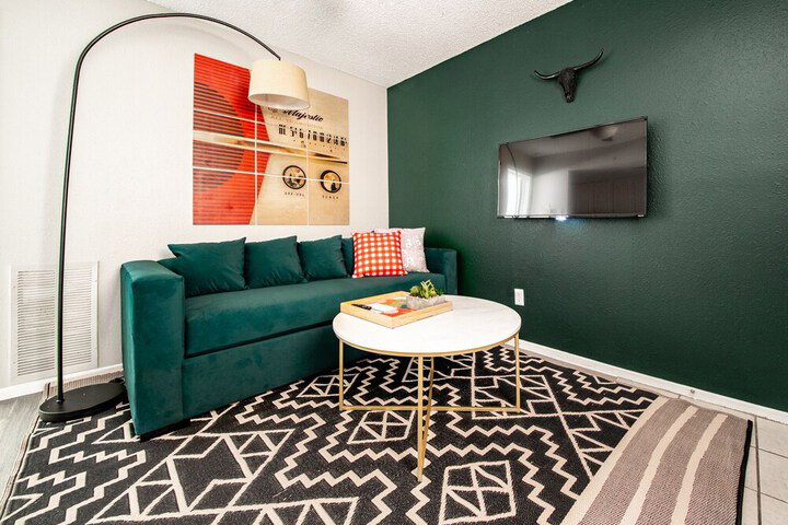 WanderJaunt North University Apts - thumb 1