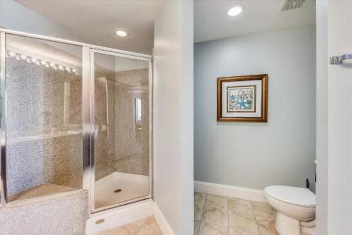 Laketown Wharf 1925 Condo - thumb 6