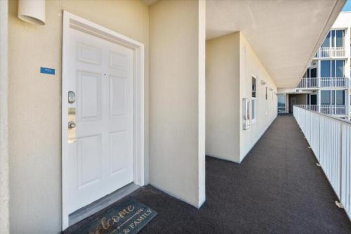 Laketown Wharf 1925 Condo - thumb 4