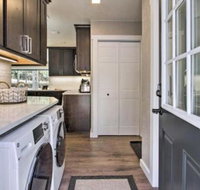 Modern Updated Home in Wooded Helena Setting - Accommodation Seattle