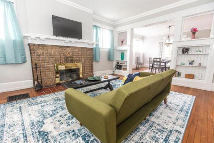 Large Lakeview Home! Walkable & Trendy - thumb 4