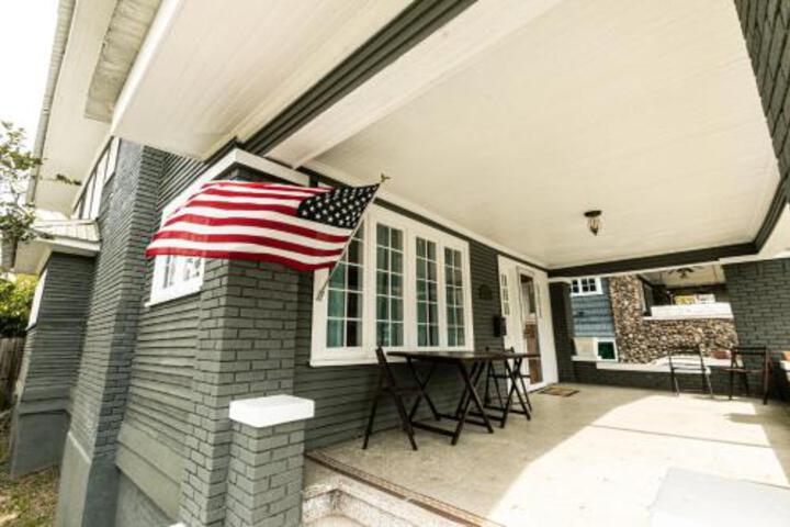 Large Lakeview Home! Walkable & Trendy - thumb 6