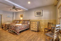 OMCS 3 Hotel Room Suite with kitchenette in Oquossoc