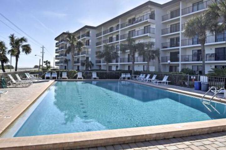 Quaint Beachfront Getaway W / Patio & Community Pool - thumb 3