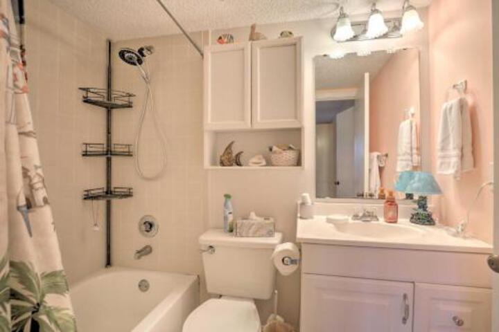 Quaint Beachfront Getaway W / Patio & Community Pool - thumb 4