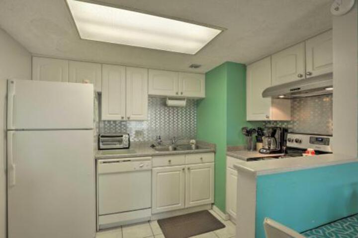 Quaint Beachfront Getaway W / Patio & Community Pool - thumb 1