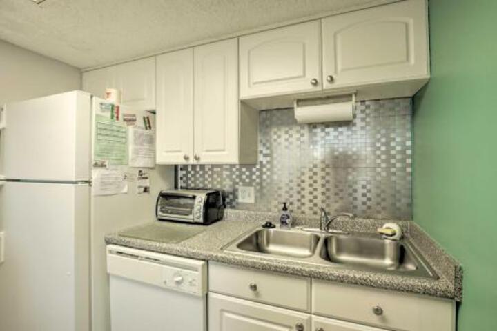 Quaint Beachfront Getaway W / Patio & Community Pool - thumb 0