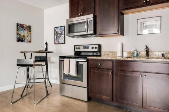 Frontdesk East Side Milwaukee Brady St - thumb 6