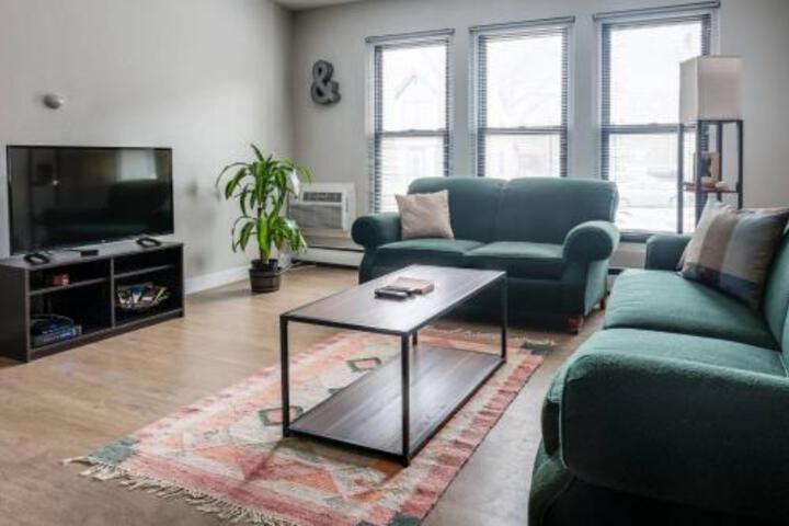 Frontdesk East Side Milwaukee Brady St - thumb 0