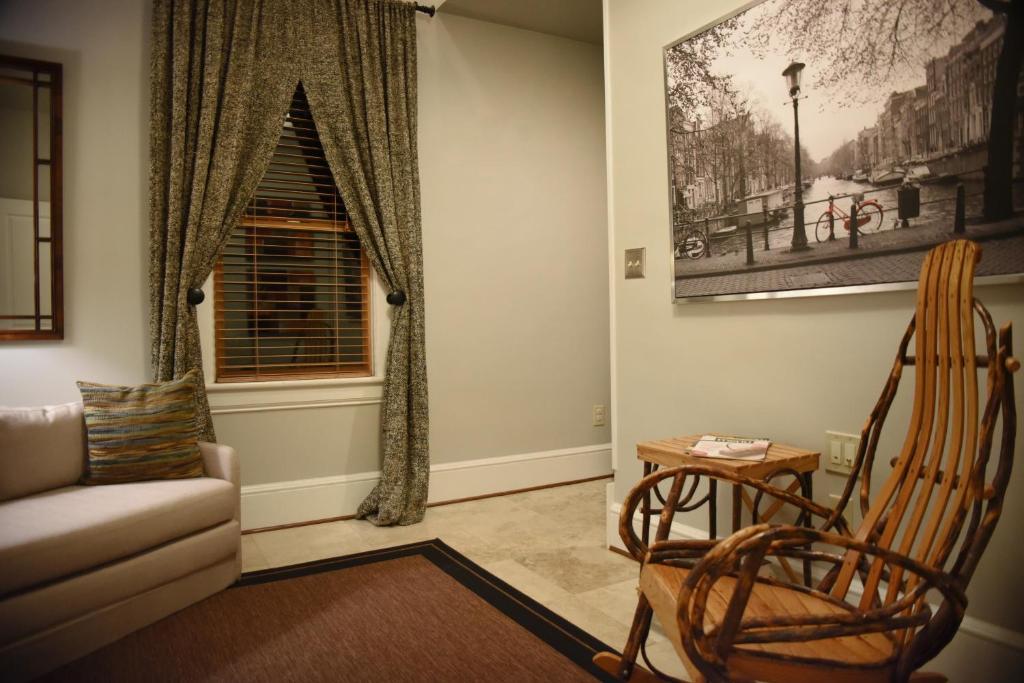 Black Lantern Inn - thumb 3