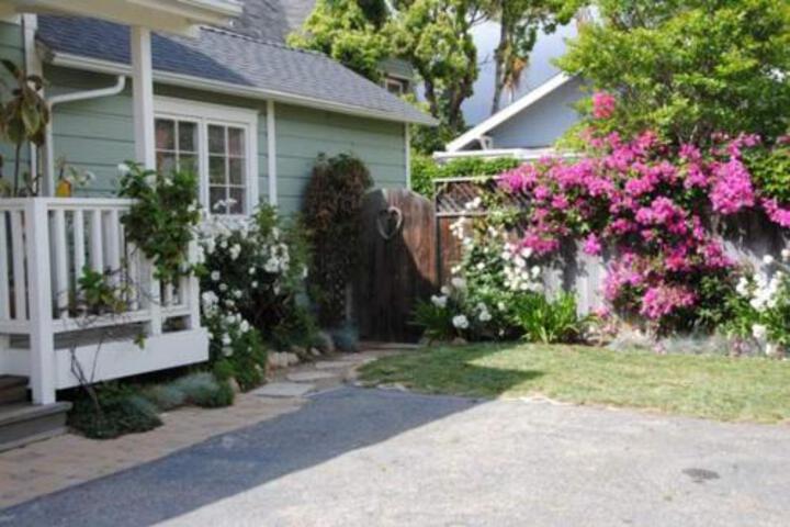 Downtown Quanit Cottage - thumb 0