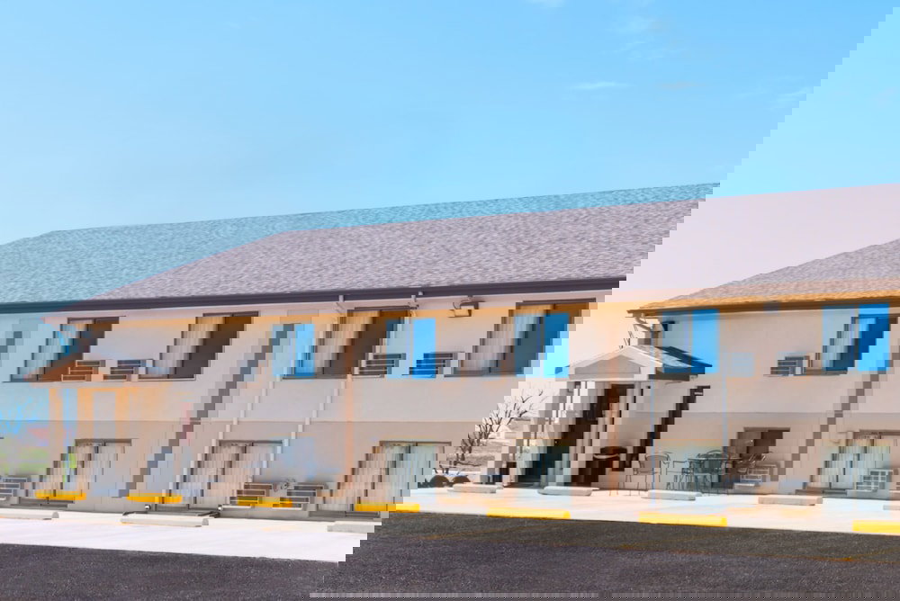 Super 8 By Wyndham Bowman - thumb 0