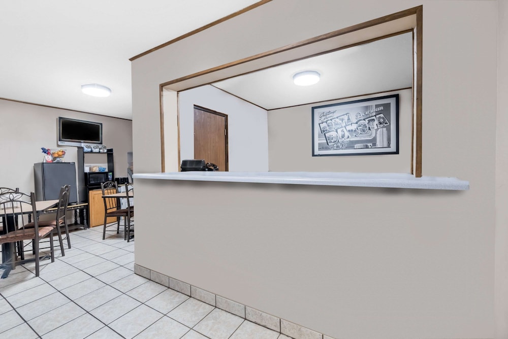 Super 8 By Wyndham Bowman - thumb 2