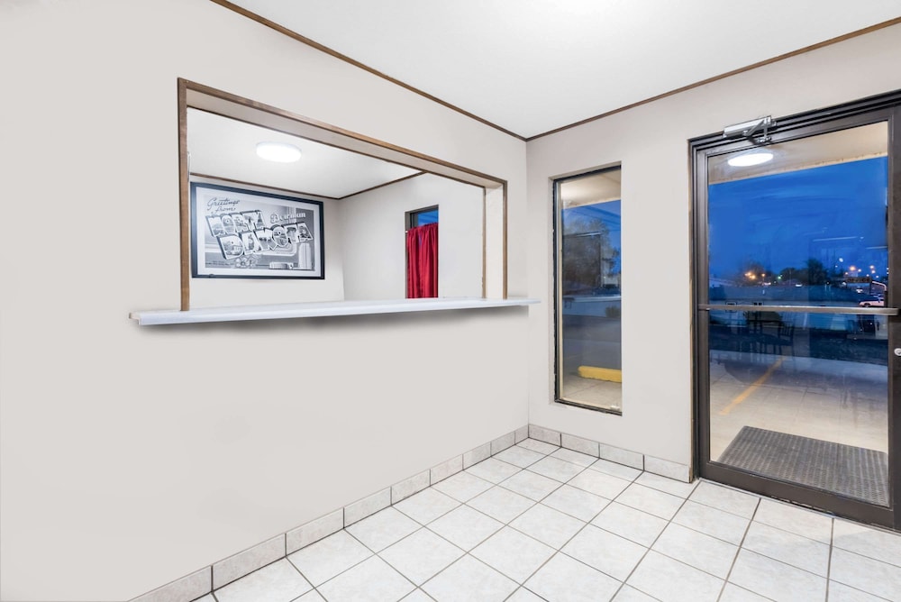 Super 8 By Wyndham Bowman - thumb 1