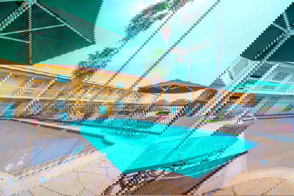 La Quinta Inn By Wyndham Clute Lake Jackson - thumb 3