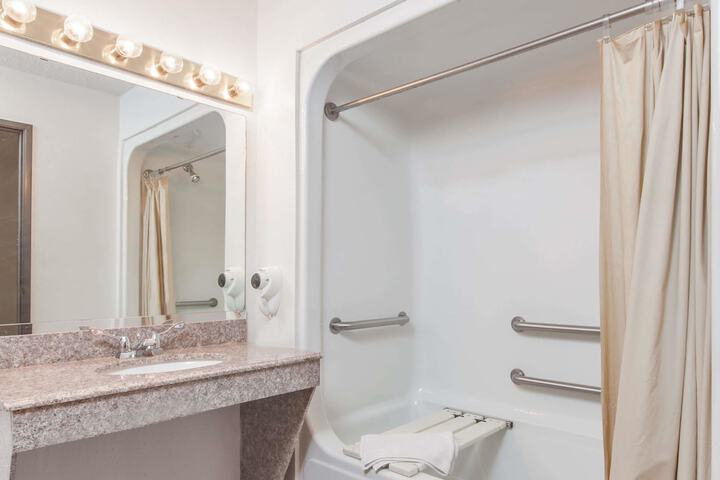 Super 8 By Wyndham Cleveland TX - thumb 7