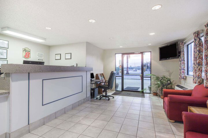 Super 8 By Wyndham Cleveland TX - thumb 3