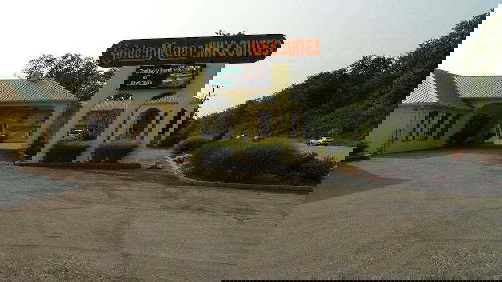 Golden Manor Inn & Suites - thumb 0