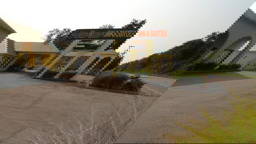 Golden Manor Inn & Suites - thumb 2