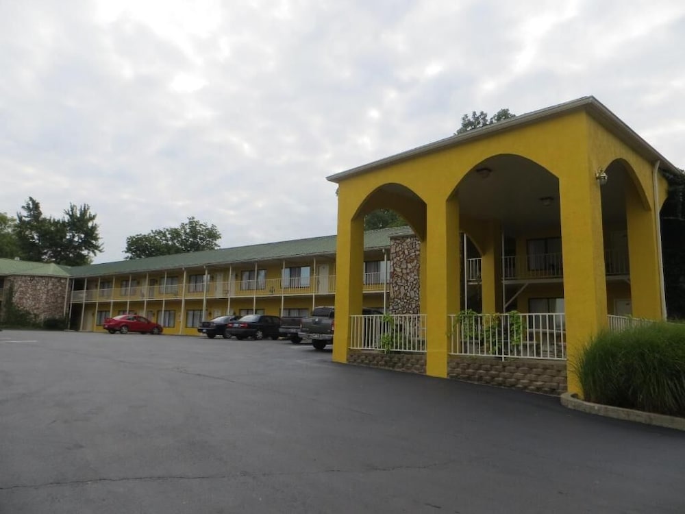 Golden Manor Inn & Suites - thumb 3