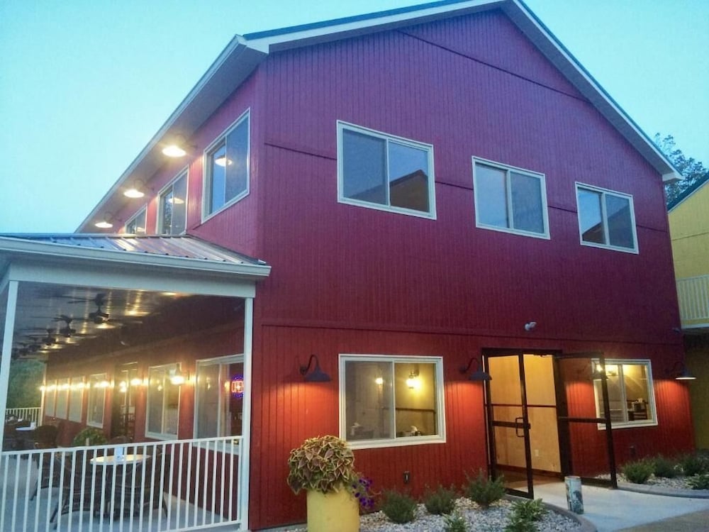 Golden Manor Inn & Suites - thumb 4