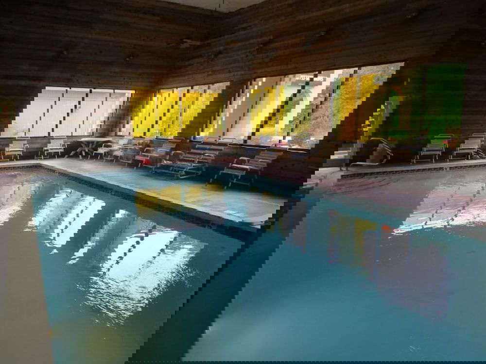 Golden Manor Inn & Suites - thumb 6