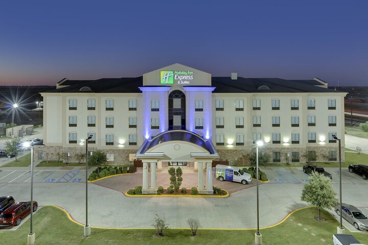 Holiday Inn Express & Suites Denton UNT- TWU, An IHG Hotel - thumb 1