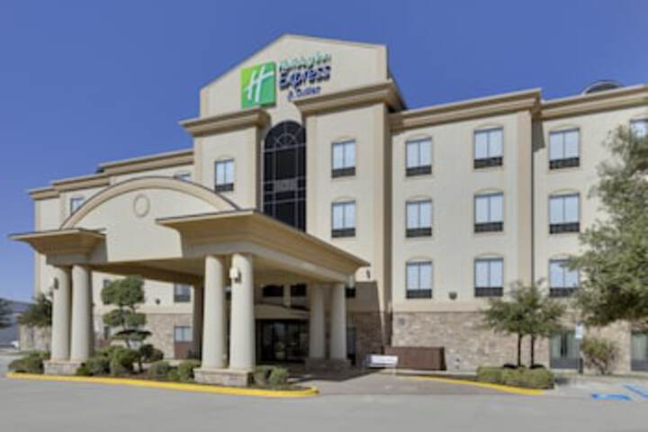Holiday Inn Express & Suites Denton UNT- TWU, An IHG Hotel - thumb 0