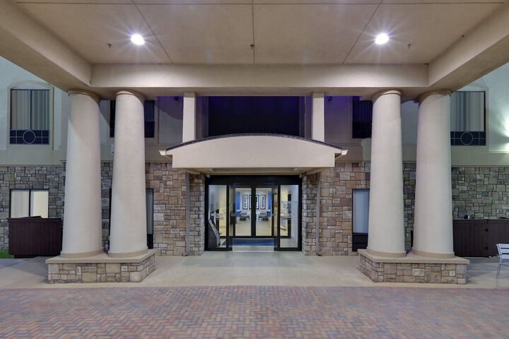 Holiday Inn Express & Suites Denton UNT- TWU, An IHG Hotel - thumb 2